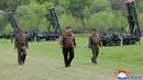 Roket yang diluncurkan pun berhasil terbang sejauh 352 kilometer dan mengenai target secara akurat. Kim disebut memuji latihan dan kesiapan senjata serangan nuklir tersebut. (STR / KCNA VIA KNS / AFP)