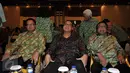 Menteri Koperasi dan UKM Anak Agung Gede Ngurah Puspayoga (kiri) bersama Ketua umum HKTI Mahyudin dan Wakil Ketua MPR Oesman Sapta saat menghadiri acara Pengukuhan Himpunan Kerukunan Tani Indonesia (HKTI), Jakarta, Kamis (28/1) (Liputan6.com/Johan Tallo)