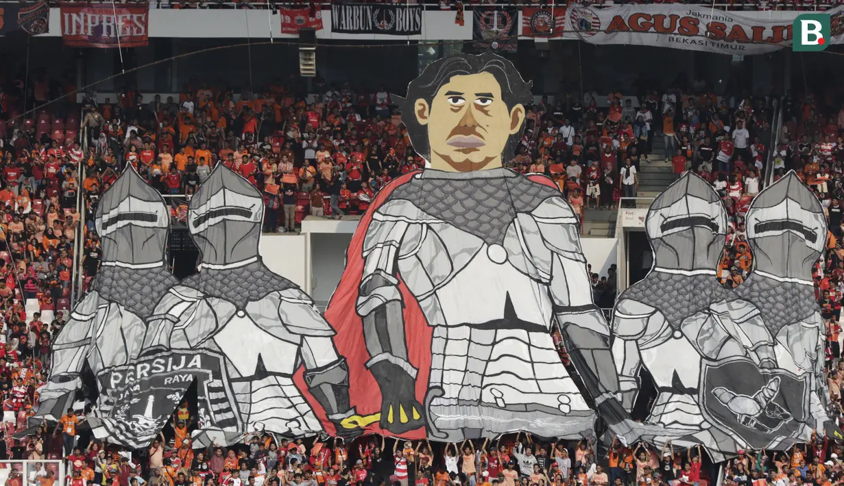 Suporter Persija, The Jakmania, menampilkan koreografi pelatih Stefano Teco saat melawan Persela pada laga Liga 1 di SUGBK, Jakarta, Selasa (20/11). Persija menang 3-0 atas Persela. (Bola.com/Vitalis Yogi Trisna)