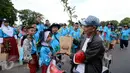 Siswa sekolah membagikan bibit pohon kepada pengendara sepeda motor dalam rangka memperingati Hari Bumi yang merupakan rangkaian Jambore Adiwiyata di Alun-Alun Kidul, Yogyakarta (29/4).  (Liputan6.com/Eko)