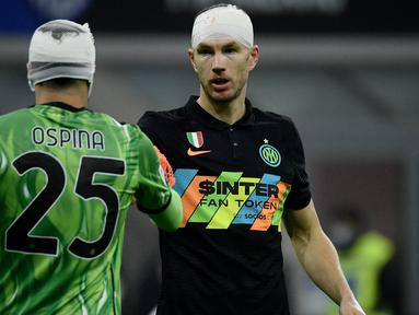Duel sengit terjadi saat Inter Milan melawan Napoli. Kerasnya pertandingan membuat Edin Dzeko yang sempat berebut bola diudara dengan David Ospina membuat keduanya harus memakai perban dikepala. (AFP/Filippo Monteforte)