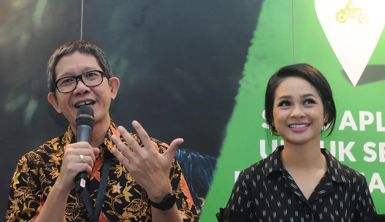 Wakil Kepala Bekraf Indonesia, Ricky Pesik (kiri) memberi keterangan saat peluncuran video musik Indonesia Raya 3 Stanza di Jakarta, Senin (30/10). Beragam elemen masyarakat dilibatkan dalam pembuatan video tersebut. (Liputan6.com/Helmi Fithriansyah)