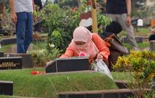 FOTO: Tradisi Ziarah Kubur Jelang Ramadan, TPU Karet Bivak Ramai Didatangi Warga
