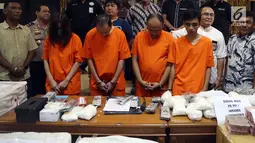 Direktorat Tindak Pidana Narkoba Bareskrim Polri menunjukkan barang bukti beserta empat tersangka kasus produksi ilegal obat Somadril (PCC) di Bareskrim Polri, Jakarta, Jumat (22/9). (Liputan6.com/JohanTallo)