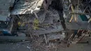 Seorang warga berdiri di samping bangunan yang rusak di Imphal akibat gempa bumi 6,7 SR yang mengguncang timur laut India, Senin (4/1). Delapan orang tewas sementara lebih dari 100 orang menderita luka-luka akibat gempa. (AFP PHOTO/Dibyangshu Sarkar)