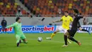Pemain Jerman Leroy Sane (kanan) memperebutkan bola dengan kiper Rumania Florin Nita (kiri) dan pemain Rumania Andrei Burca pada pertandingan Grup J kualifikasi Piala Dunia 2022 di Stadion National Arena, Bucharest, Rumania, Minggu (28/3/2021). Jerman menang 1-0 atas Rumania. (AP Photo/Vadim Ghirda)