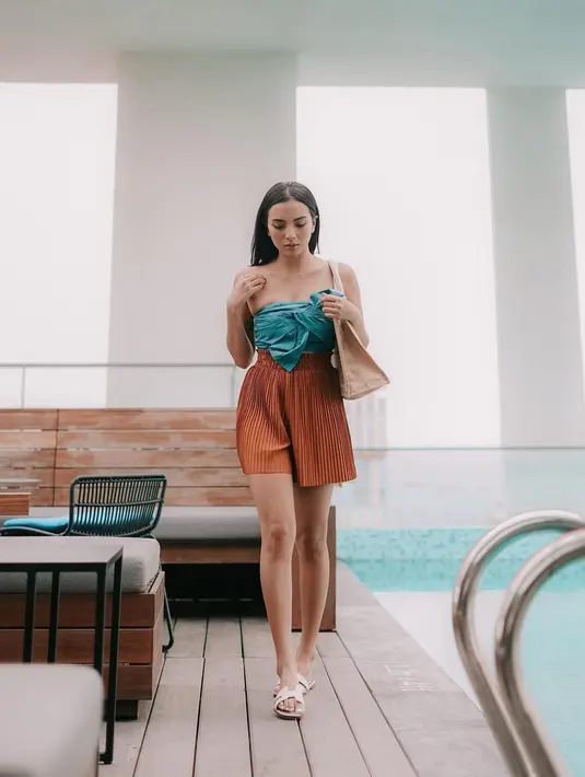 Tampil kekinian dengan padu padan 2 warna biru dan shade cokelat camel untuk traveling yang mengimbangi spot-spot Instagramable (Instagram Nazla Alifa)