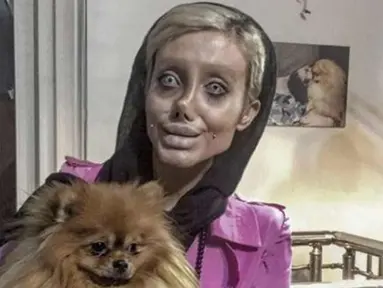 Sahar Tabar berpose bersama anjing berwarna coklat. Remaja 19 tahun ini rela merubah wajahnya menyerupai aktris Angelina Jolie dan Sahar Tabar telah melakukan operasi diwajahnya selama 50 kali. (Instagram/sahartabar_official)
