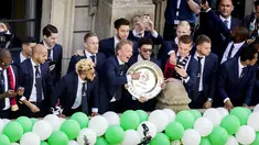 Para pemain Feyenoord memperlihatkan trofi juara Liga Eredivisie Belanda di Rotterdam (15/5). Feyenoord mengunci gelar liga musim ini dengan total 82 poin, unggul satu angka dari runner-up Ajax Amsterdam. (AFP Photo/ANP/Koen Van Weel/Netherlands Out)