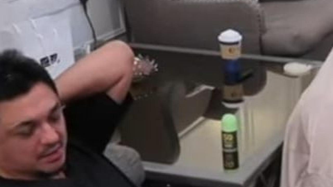 Terlihat juga interior-interior mewah di ruang tamu. Tampak juga Engku Emran dan keluarga sedang mengaji di ruangan tersebut.

(foto :youtube.com/athisha khan)