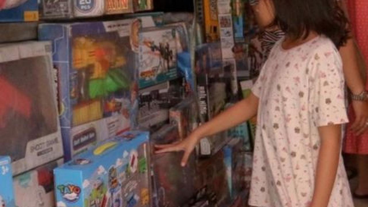 Pedagang di pasar ini pun juga mengakui bahwa penjualan mainan mereka mengalami peningkatan hingga dua kali lipat dari biasanya. Foto: liputan6.com / Herman Zakharia<br>