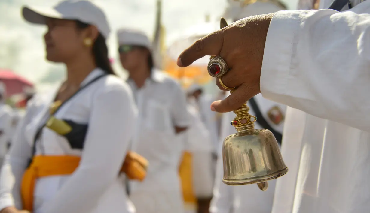 Pemuka agama Hindu Bali membunyikan lonceng saat upacara Melasti di pantai Petitenget, Bali, Rabu (14/3). Umat Hindu Bali melakukan upacara Melasti dalam penyambutan hari raya Nyepi Caka 1940. (AFP Photo/Sonny Tumbelaka)