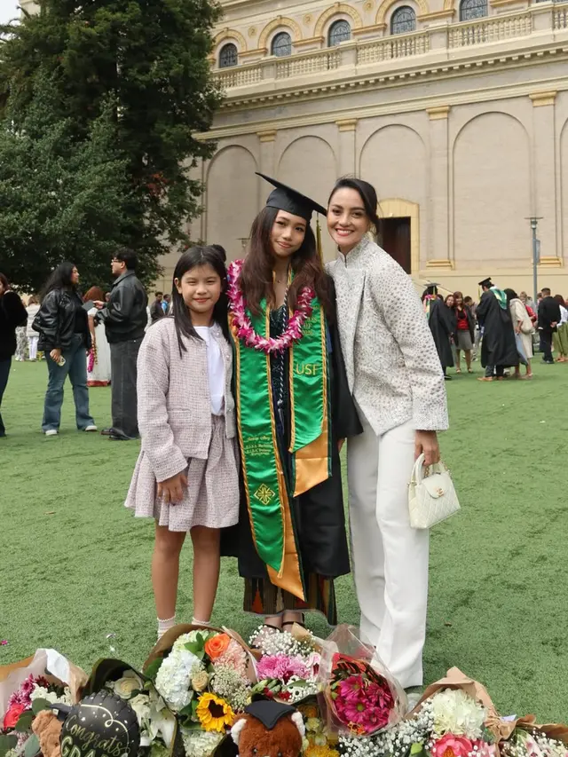 Jasmine Abeng Putri Ririn Ekawati saat Wisuda. [@ririnekawati]