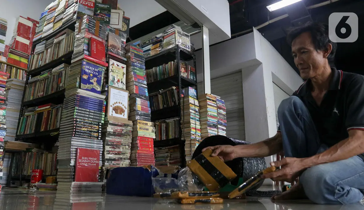 Hal ini berimbas pada menurunnya omset penjualan buku secara offline. (Liputan6.com/Herman Zakharia)