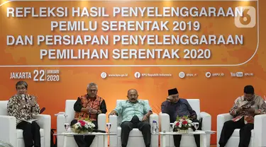 (ki-ka) Moderator Hadar Nafis Gumay, Ketua KPU Arief Budiman, Praktisi Pemilu Ramlan Surbakti, Anggota Bawaslu Mochammad Afifuddin dan Plt Ketua DKPP Muhammad mengikuti Refleksi Hasil Pemilu Serentak 2019 dan Persiapan Pemilu Serentak 2020, Jakarta, Rabu (22/1/2020). (Liputan6.com/Herman Zakharia)