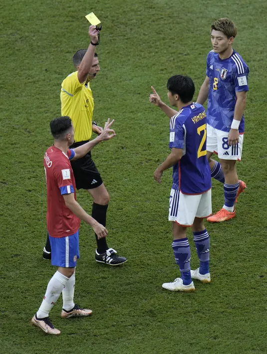 <p>Pemain Jepang, Miki Yamane (kedua kanan) menerima kartu kuning saat bertanding melawan Kosta Rika selama pertandingan grup E Piala Dunia 2022 Qatar di Stadion Ahmad Bin Ali di Al Rayyan, Qatar, Minggu, 27 November 2022. Sementara Jepang berada diperingkat kedua dengan tiga poin. (AP Photo/Hassan Ammar)</p>