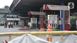Petugas melakukan olah TKP usai kebakaran di SPBU Jalan MT Haryono, Jakarta, Senin (2/12/2019). Kebakaran menghanguskan mesin pengisian BBM serta satu unit mobil sedan hitam yang tengah mengisi bensin. (merdeka.com/Iqbal Nugroho)
