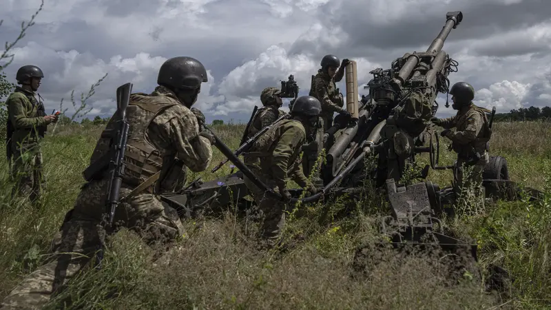 FOTO: Tentara Ukraina Tembaki Posisi Rusia Gunakan Howitzer M777 Pasokan AS
