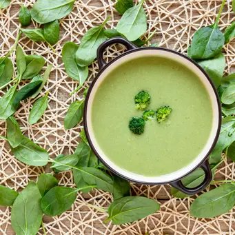 Menariknya, rahasia tekstur lembut pada sup ini bukan berasal dari krim, melainkan dari bahan sederhana yang sering kita temui di dapur, yaitu kentang. [Dok/freepik.com]