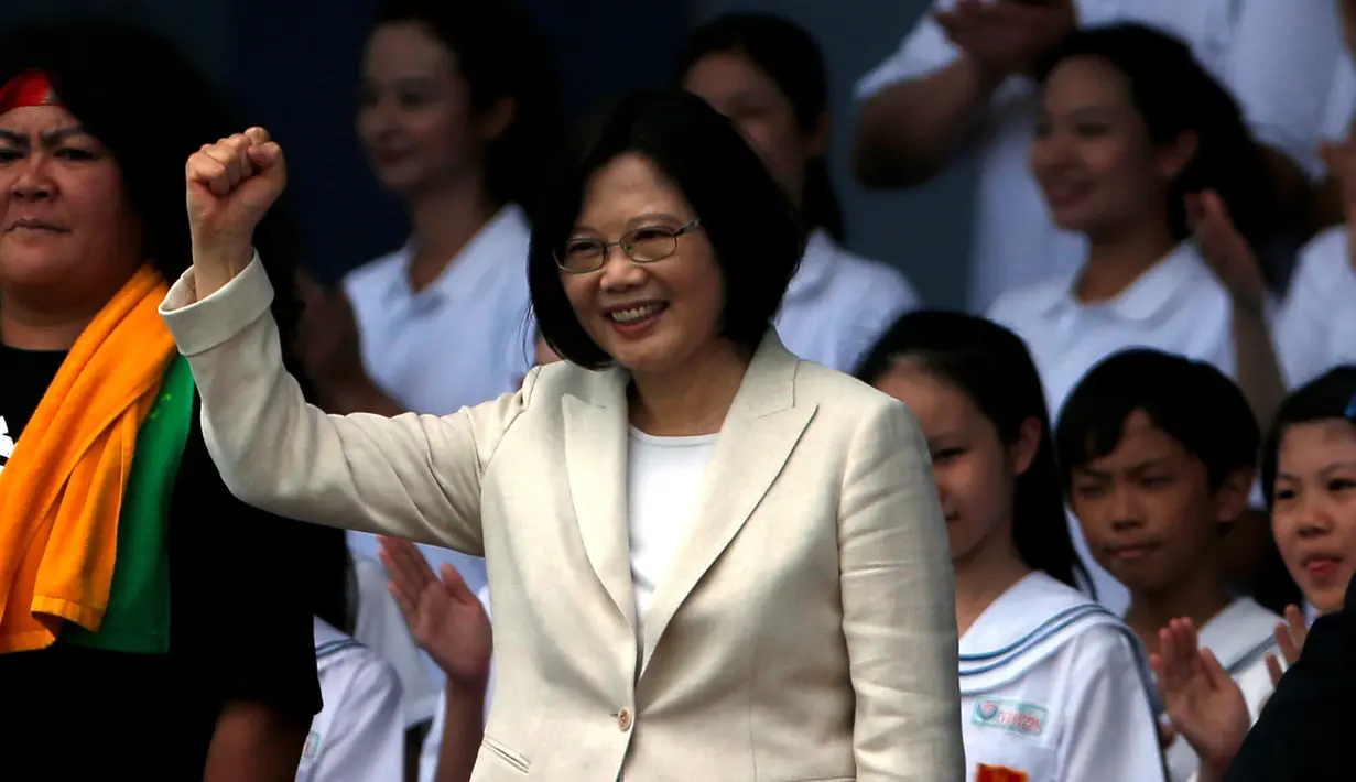 Presiden perempuan pertama Taiwan, Tsai Ing- wen mengepalkan tangannya saat memberikan sambutan ke publik usai upacara pelantikan di istana presiden di Taipei, Jumat (20/5). Tsai Ing- wen menang mutlak pada pemilihan umum Januari lalu (REUTERS/Tyrone Siu)