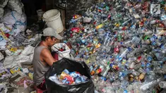 Warga memilah sampah plastik di permukiman liar di kawasan Bypass, Pramuka, Jakarta Timur, Rabu (21/2). Lahan seluas 9.820 meter persegi milik Pemprov DKI tersebut rencananya akan dibangun kantor pemadam kebakaran. (Liputan6.com/Faizal Fanani)