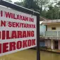 Sebuah plang larangan merokok nampak tertera di kawasan wisata religi Makam Waliyulloh Pamijahan, Tasikmalaya, Jawa Barat. (Liputan6.com/Jayadi Supriadin)