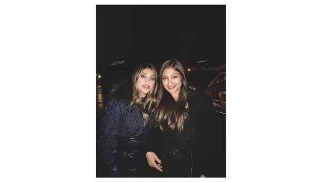 Rahma juga kerap menghabiskan waktu dengan saudara-saudaranya. Kali ini ia bertemu dengan kakaknya, Sarah Azhari.