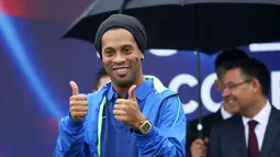 Ronaldinho berpose saat difoto dalam peluncuran akademi sepak bola di China (24/2). Akademi sepak bola ini mampu menampung 1000 anak didik. (Handout / Mission Hills / AFP)