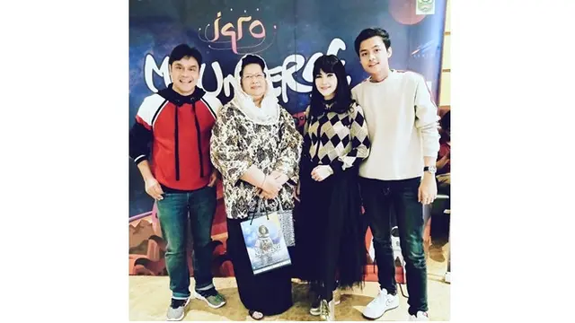 Begini potret keluarga Ita Purnmasari saat menghadiri gala premiere film IQRO My Universe.