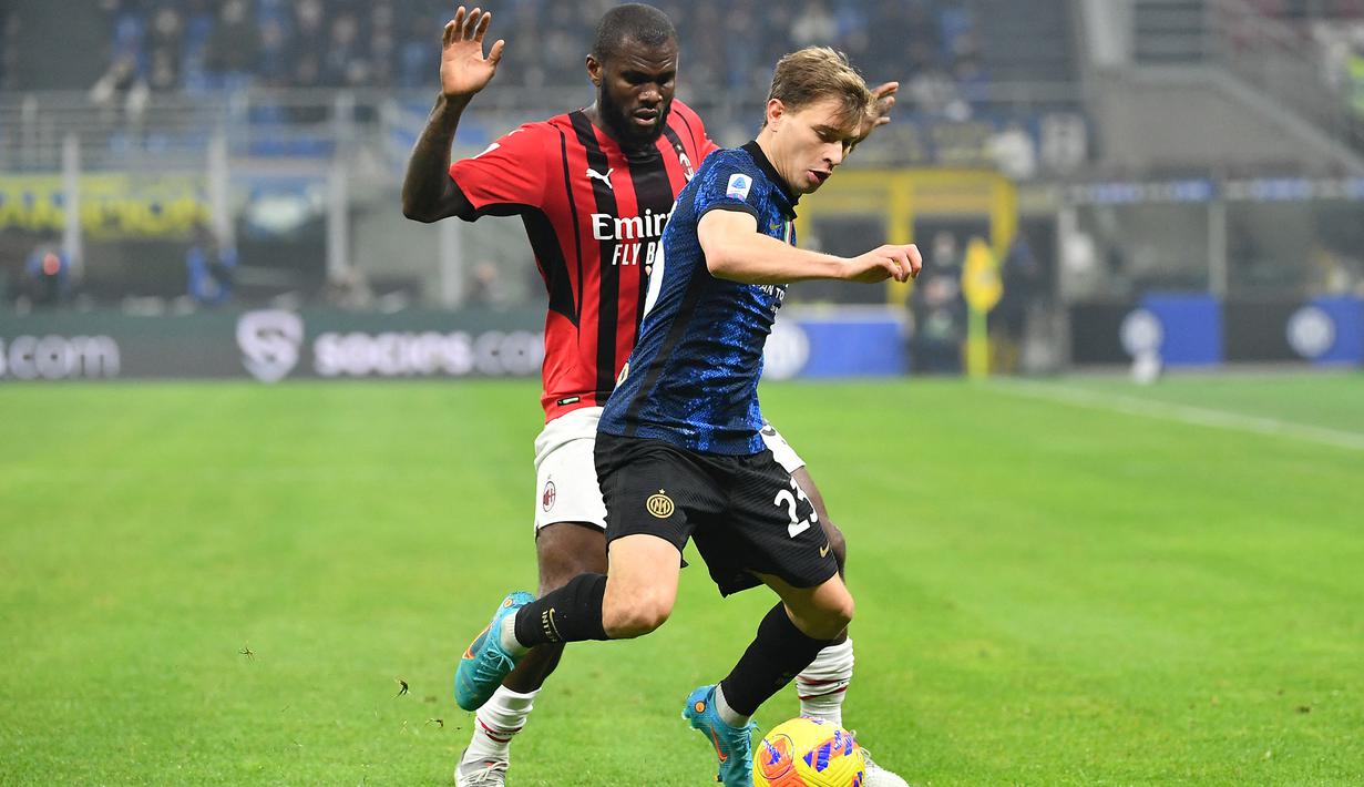 Pada menit ke-26 Inter kembali memperoleh peluang. Kali ini giliran Nicolo Barella yang sepakannya usai menerima umpan Lautaro Martinez masih melebar. (AFP/Isabella Bonotto)