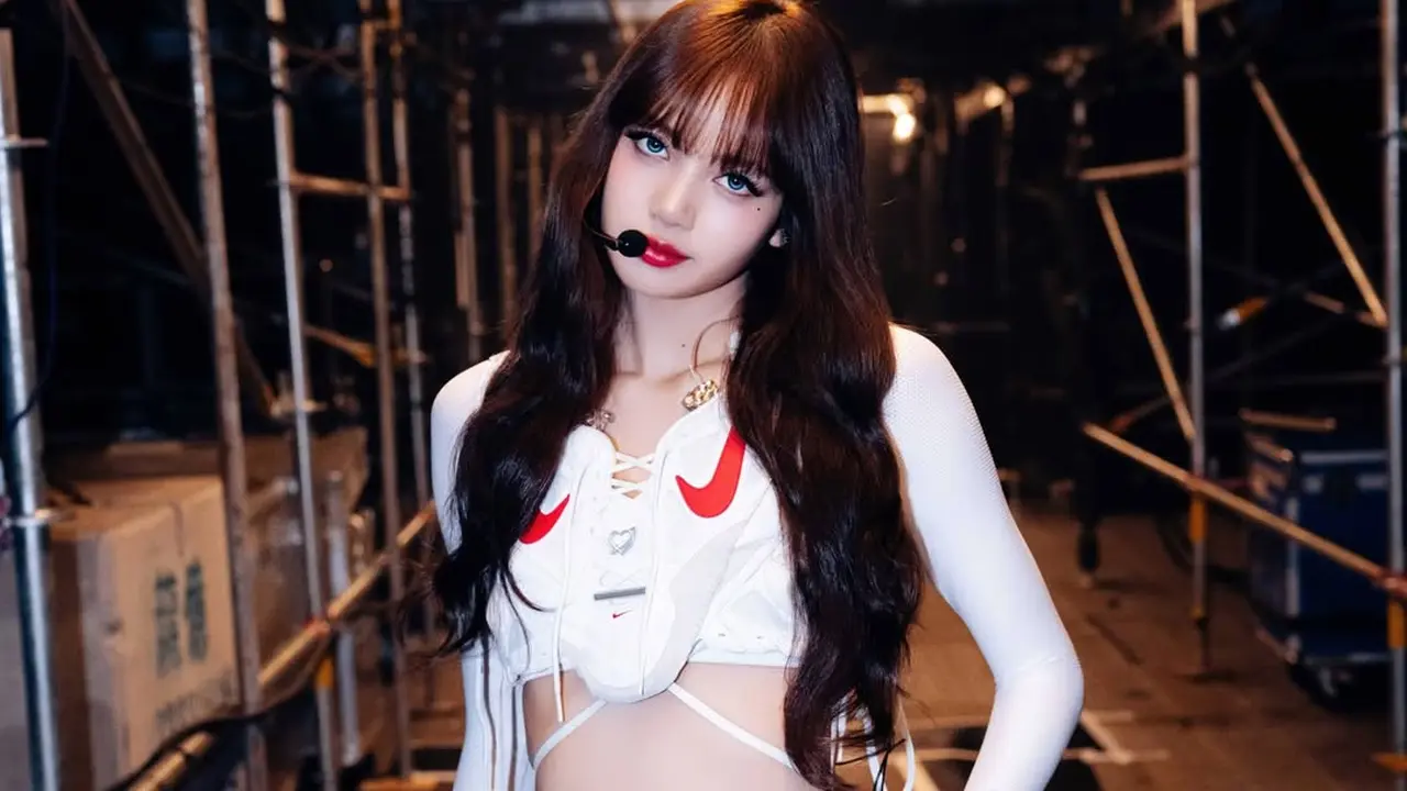Gaya Debut Lisa BLACKPINK sebagai Brand Ambassador Nike, Nyentrik dengan Kostum dari Sepatu di Konser Hong Kong