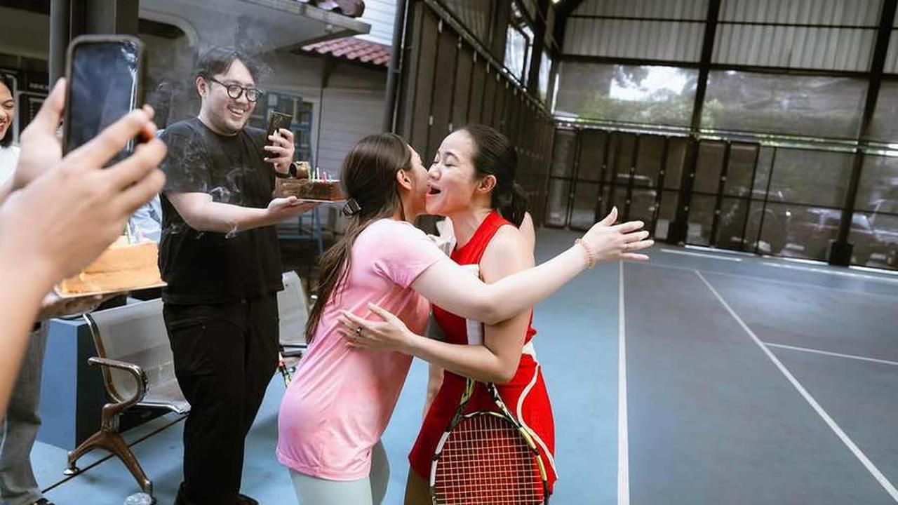 8 Potret Ultah Yura Yunita Dirayakan Bareng Nagita Slavina & Teman-Teman Main Padel, Dapat Kado Spesial