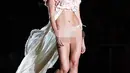 Model berjalan di atas catwalk menampilkan kreasi oleh Etam selama Etam Live Show pada hari pertama Paris Fashion Week, di stadion Roland Garros di Paris (24/9/2019). (AFP Photo/Bertrand Guay)