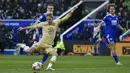 Gelandang Chelsea, Mykhaylo Mudryk mencetak gol ketiga timnya yang dianulir karena offside setelah analisis VAR ke gawang Leicester City pada pertandingan lanjutan Liga Inggris di stadion King Power di Leicester, Inggris, Minggu (12/3/2023). Hasil ini membuat Chelsea masih menempati peringkat ke-10 klasemen dengan raihan 37 poin dari 26 laga. (AP Photo/ Rui Vieira)