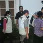 Penyidik KPK menggeledah rumah pribadi Gubernur Sulawesi Tenggara Nur Alam di Kuningan, Jakarta, Selasa (23/8). Penggeledahan ini terkait dugaan korupsi penertiban izin usaha pertambangan (Liputan6.com/Helmi Afandi)