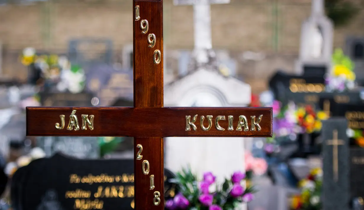 Sebuah salib yang berdiri di makam wartawan investigasi Jan Kuciak yang tewas dibunuh di Stiavnik, Slovakia (3/3). Kuciak bekerja di situs berita Aktuality.sk, di mana ia fokus untuk mengabarkan soal penghindaran pajak. (AFP Photo / Vladimir Simicek)