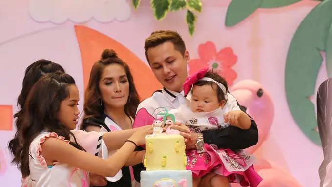 [Bintang] Andhika Pratama dan Ussy Sulistiawaty