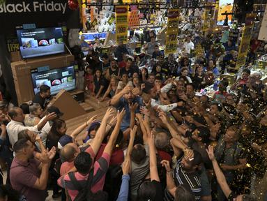 Pembeli membeli perangkat TV di supermarket selama penjualan Black Friday di Sao Paulo, Brasil, Kamis (23/11/2023). Warga Brasil menyerbu supermarket selama perayaan Black Friday di negara tersebut. (NELSON ALMEIDA/AFP)