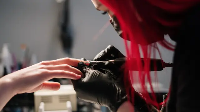 6 Cara Mudah Pasang Kuku Palsu Tanpa Perlu ke Salon