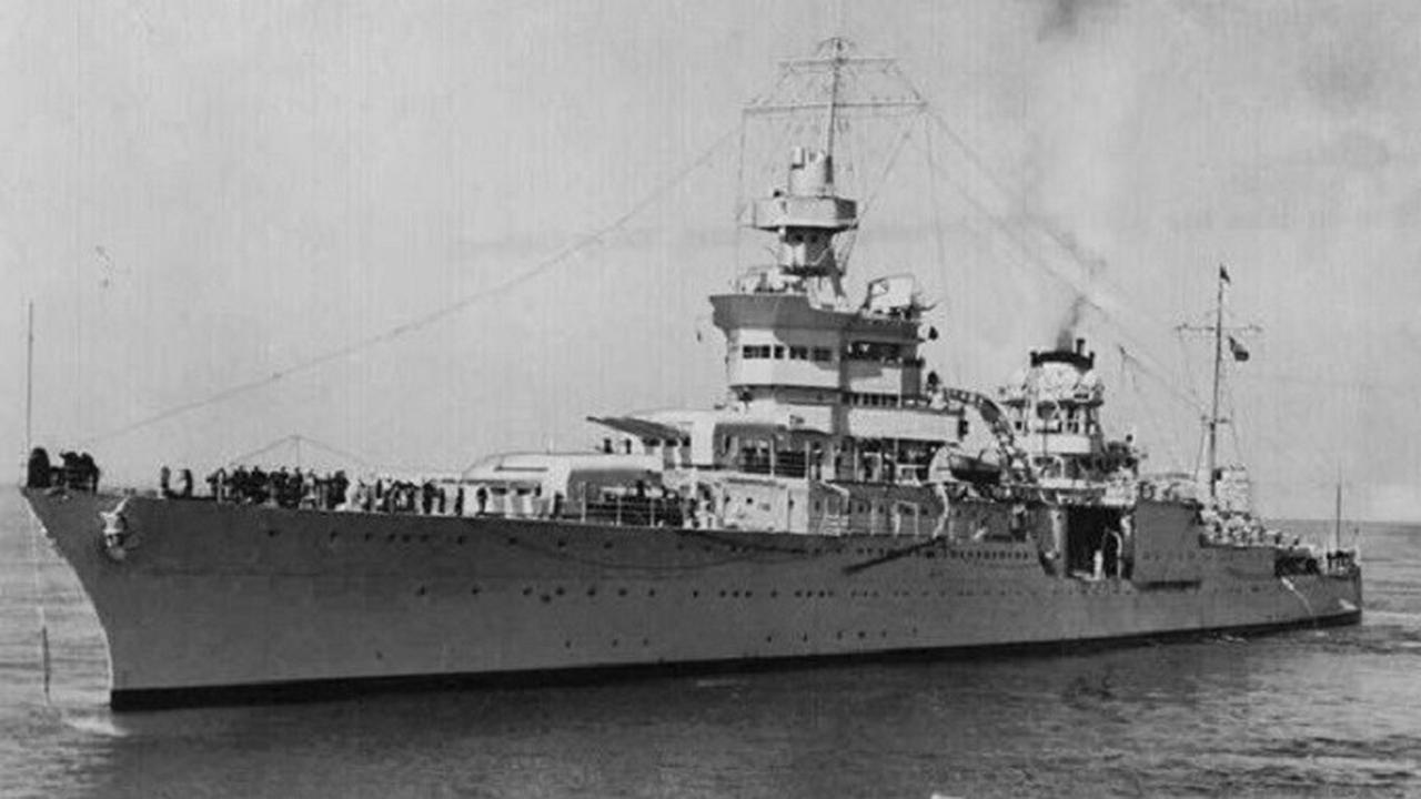 USS Indianapolis ditembak torpedo oleh kapal selam Jepang pada 30 Juli 1945