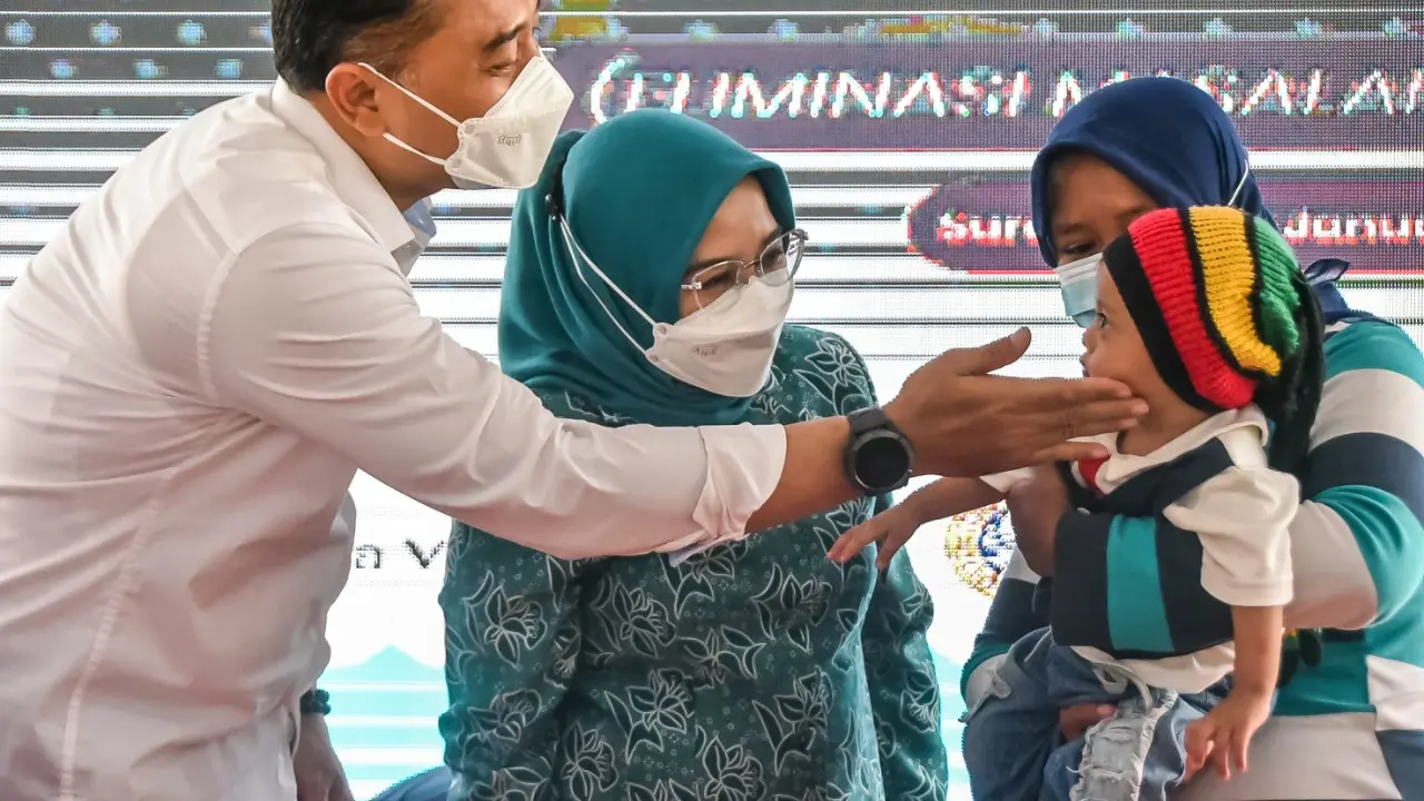 Eri Cahyad di acara "Surabaya Emas" (Eliminasi Masalah Stunting) di halaman Taman Surya Surabaya. (Dian Kurniawan/Liputan6.com)