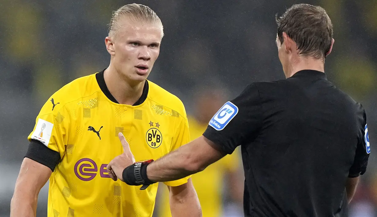 Borussia Dortmund sempat memperkecil ketertinggalan lewat Erling Haaland pada menit ke-53. Sayangnya, gol dianulir wasit karena Haaland terjebak pada posisi offside. (Foto: AP/Martin Meissner)