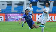 Pemain Persib Bandung, Beckham Putra dijatuhkan oleh pemain PSIM Yogyakarta, Raka Cahyana pada pertandingan pekan ke-31 BRI Super League 2025/2026di Stadion Gelora Bandung Lautan Api, pada Senin (4/5/2026) sore WIB. (Bola.com/Erwin Snaz)