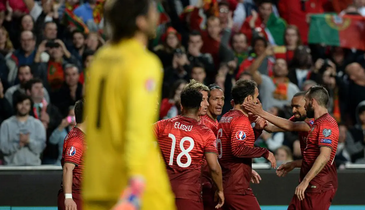 Bek Portugal, Ricardo Carvalho (ketiga kanan) merayakan selebrasi bersama pemain lainnya usai mencetak gol pada kualifikasi Piala Eropa 2016 di stadion Luz, Lisbon, Minggu (29/3/2015). Portugal menang 2-1 atas Georgia. (AFP PHOTO/Patricia De Melo Moreira)