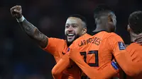 Pemain depan Belanda Memphis Depay berselebrasi dengan Denzel Dumfries setelah mencetak gol ke gawang Gibraltar pada laga Kualifikasi Piala Dunia 2022 zona Eropa Grup G di De Kuip, Rotterdam, Selasa (12/10/2021) dini hari WIB. Menjamu Gibraltar, Belanda menang 6 gol tanpa balas. (JOHN THYS/AFP)