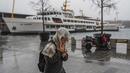 Seorang perempuan berjalan di bawah hujan lebat selama hari badai di Istanbul, Turki, Senin (29/11/2021). Badai kuat melanda Istanbul dan bagian lain dari Turki pada hari Senin, menewaskan sedikitnya empat orang dan menyebabkan kekacauan di kota 15 juta orang, menurut laporan. (AP Photo)