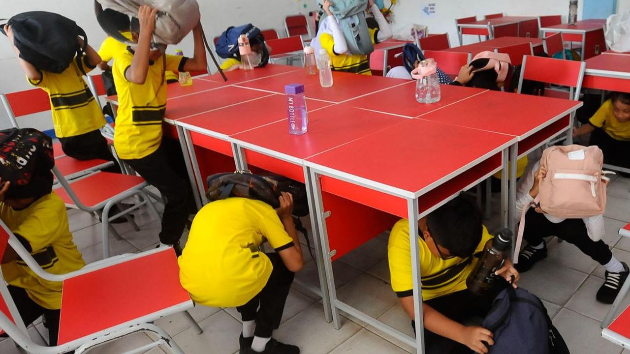 Sejumlah siswa SDN Anyelir 1, Depok, mengikuti simulasi penanganan bencana alam dan gempa bumi pada Kamis (20/7/2023). Kegiatan simulasi ini diadakan untuk mengedukasi para pelajar agar memahami kesiapsiagaan menghadapi gempa sejak dini, sehingga dapat me