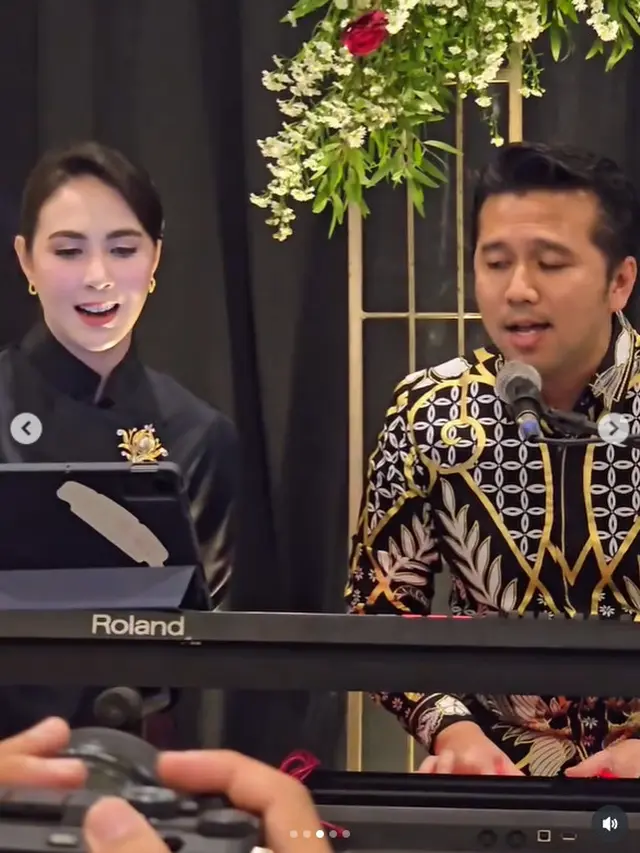 6 Potret Arumi Bachsin di Pernikahan Megawati Hangestri, Berkebaya Satin Memukau