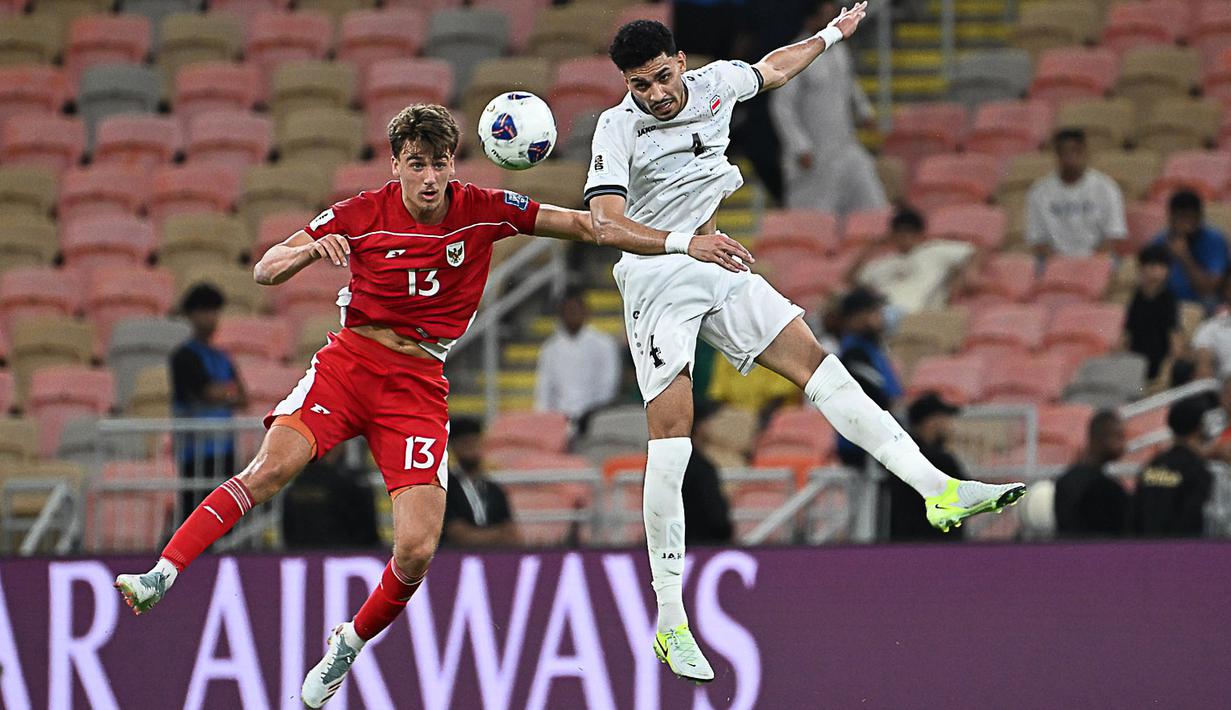 <p>Pemain Timnas Indonesia, Mauro Zijlstra (kiri) berduel udara dengan pemain Iraq, Zaid Tahseen dalam laga putaran keempat Kualifikasi Piala Dunia 2026 yang berlangsung di Stadion King Abdullah Sports City, Jeddah, Arab Saudi, Sabtu (11/10/2025) waktu setempat. (AP Photo/Ali Issa)</p>