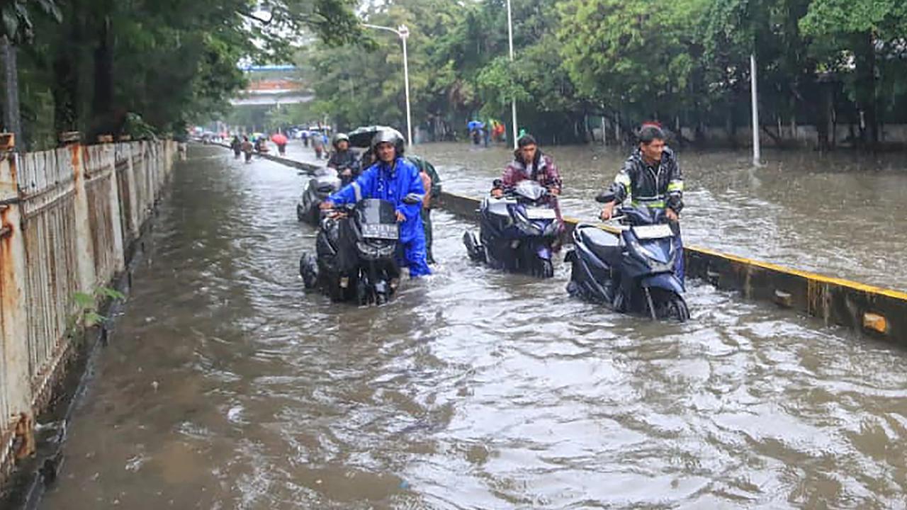 FOTO: Jembatan Tiga Terendam Banjir,  Aktivitas Warga Terganggu